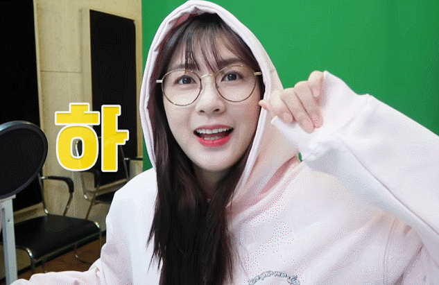 안경 쓴 오하영 - 꾸르