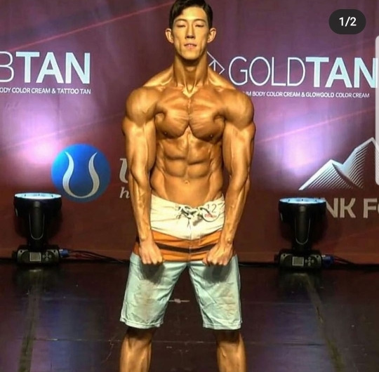이번에 네추럴 피지크 대회 1위한 선수의 몸 - 꾸르