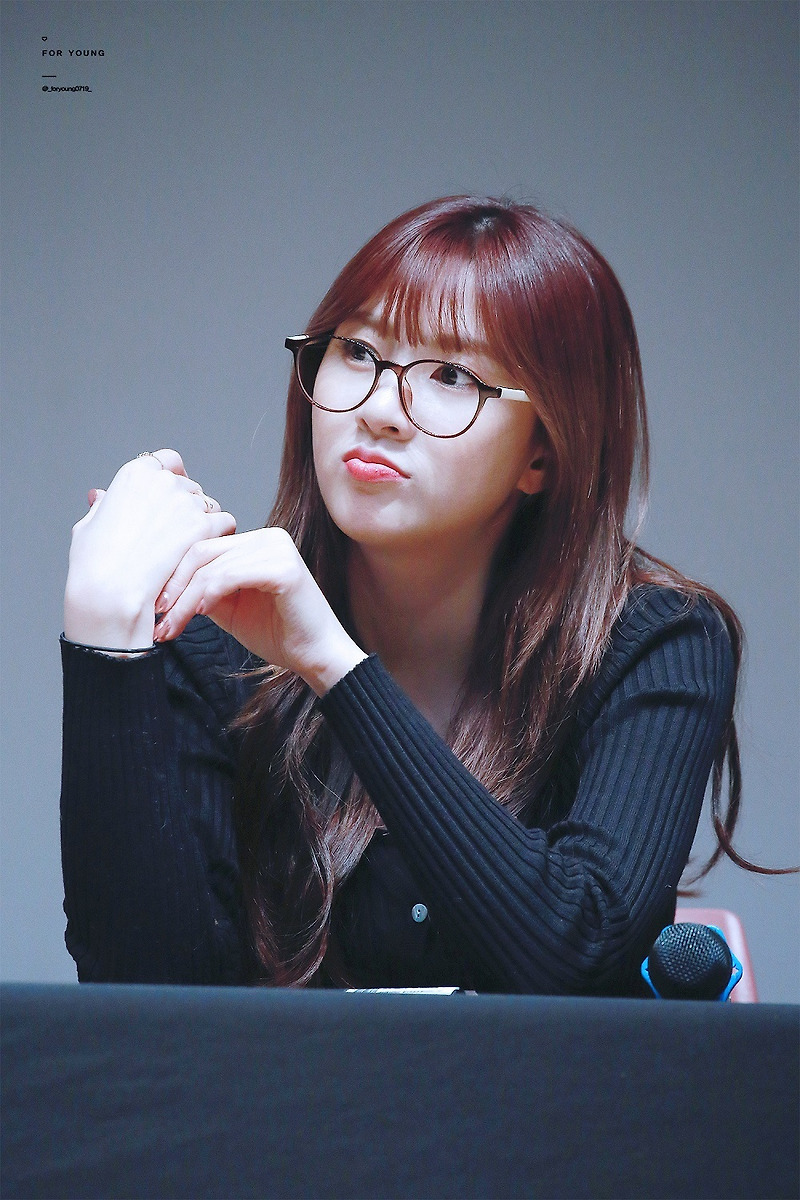 안경 쓴 오하영 - 꾸르