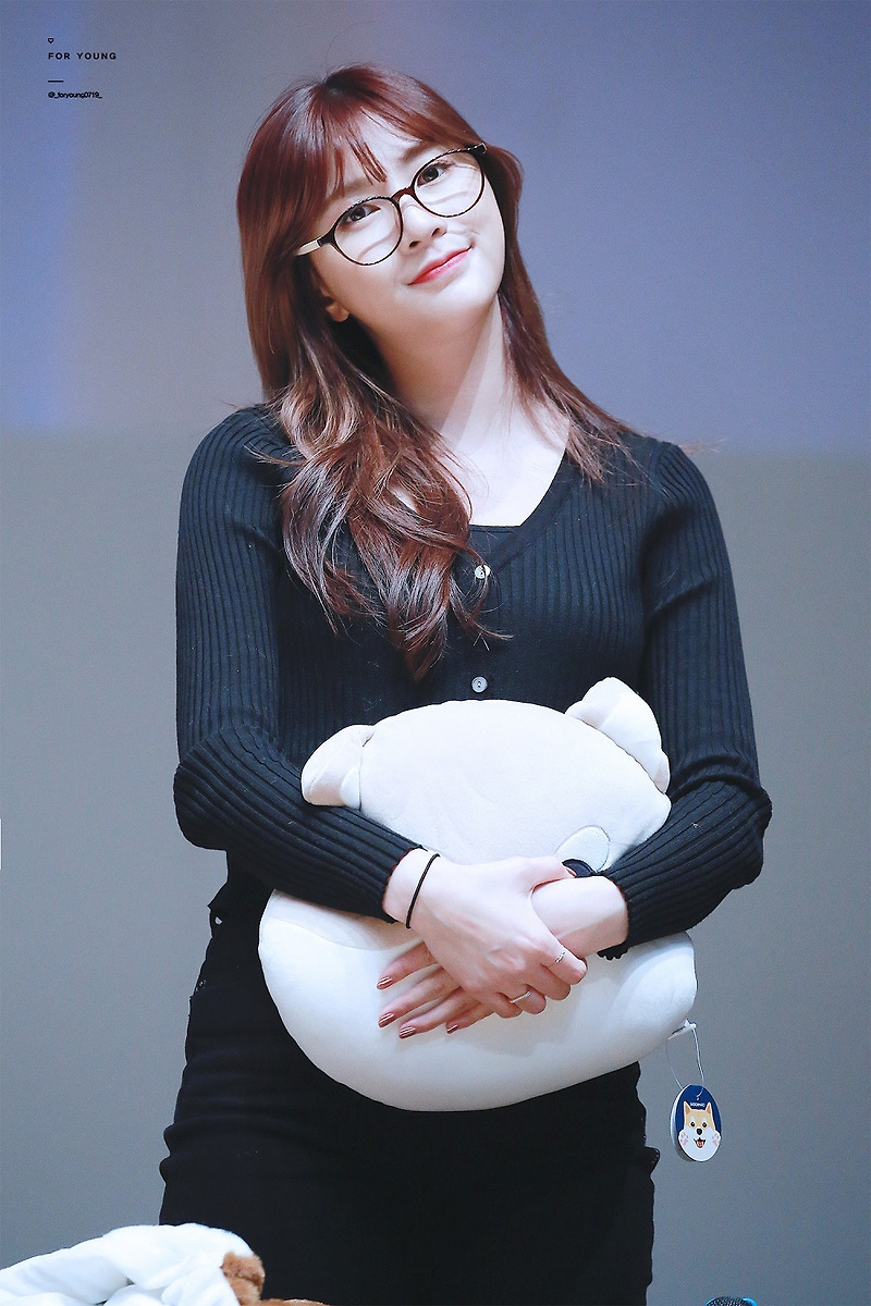 안경 쓴 오하영 - 꾸르