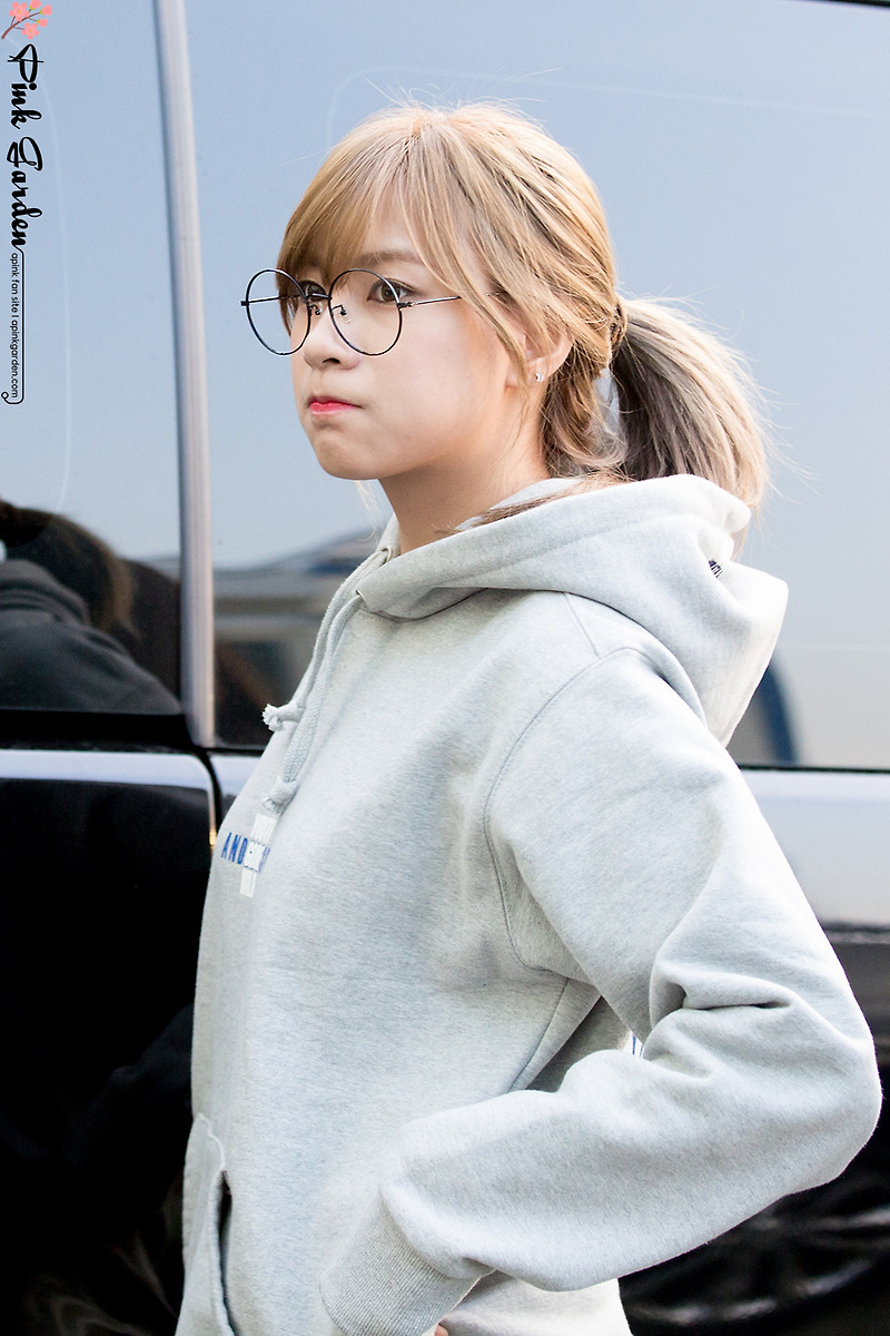 안경 쓴 오하영 - 꾸르