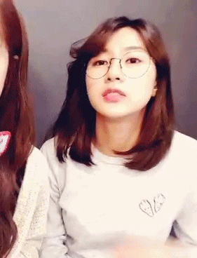 안경 쓴 오하영 - 꾸르