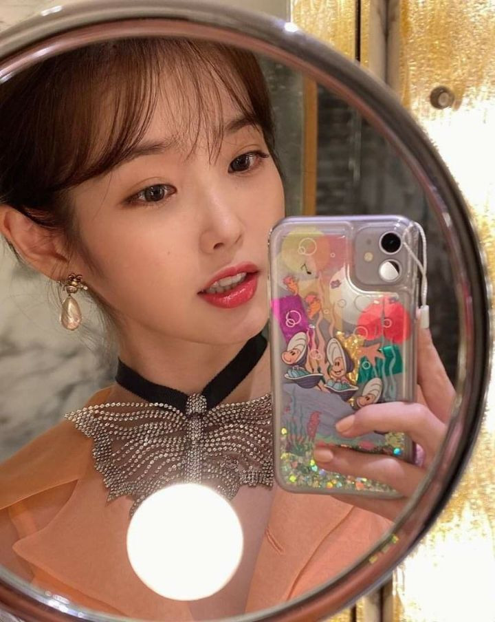 아이유 거울셀카 - 꾸르