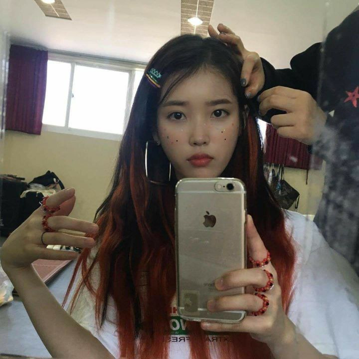 아이유 거울셀카 - 꾸르