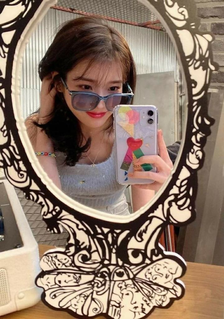 아이유 거울셀카 - 꾸르
