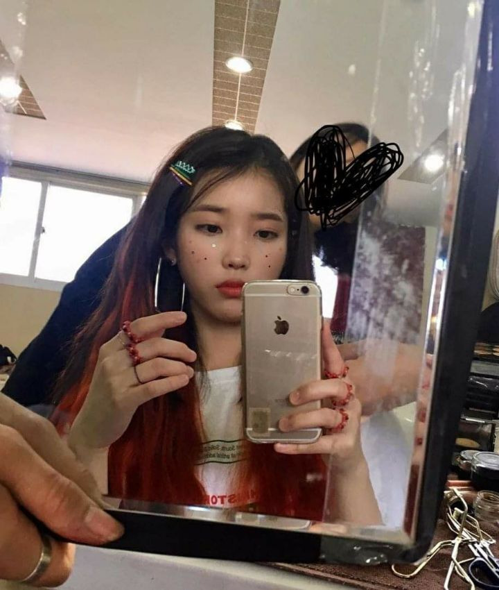 아이유 거울셀카 - 꾸르