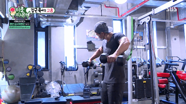 헬스장에서 웃통 까고 등 운동하는 가수 김종국 - 꾸르