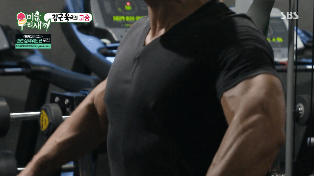 헬스장에서 웃통 까고 등 운동하는 가수 김종국 - 꾸르