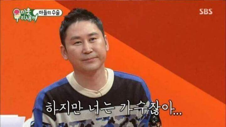 헬스장에서 웃통 까고 등 운동하는 가수 김종국 - 꾸르