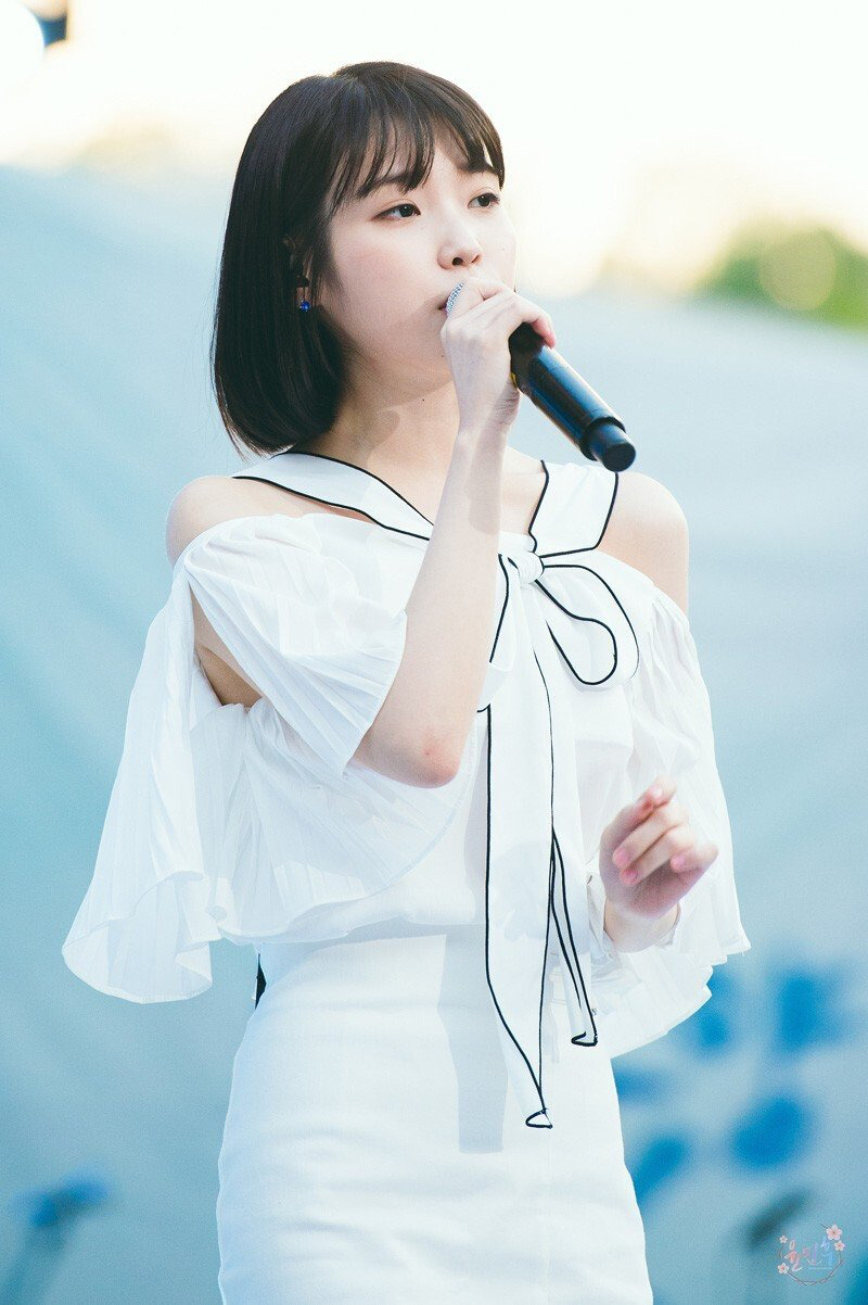 연대 아카라카만 가면 레전드인 아이유 - 꾸르