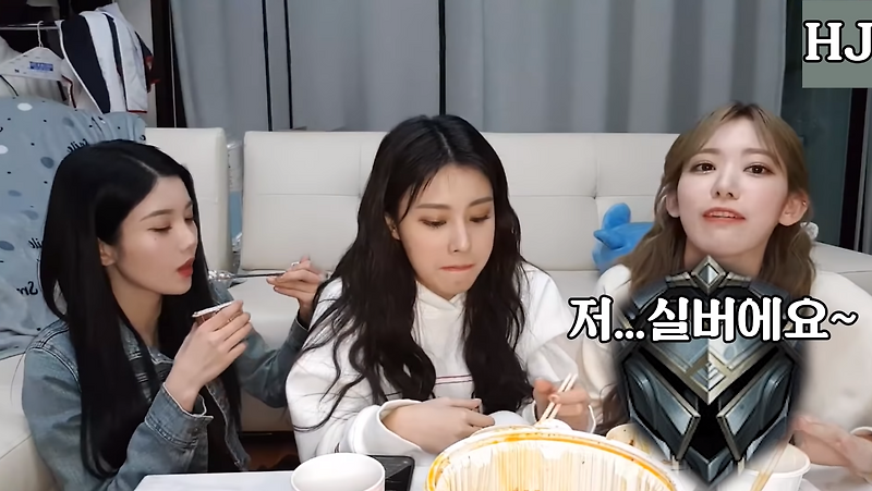 ??? : 지금 롤하면서 브이앱 보고있어요 - 꾸르