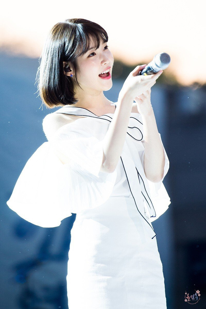 연대 아카라카만 가면 레전드인 아이유 - 꾸르