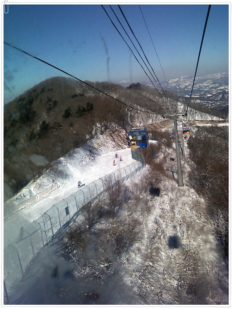 용평 스키장 곤돌라에서 내려다 본 슬로프 사진과 발왕산 정상 & 모닥불 사진