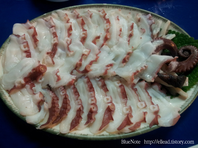 <논현동 맛집> 돌곰네 : 김, 미역, 톳에 싸먹는 자연산 돌문어숙회