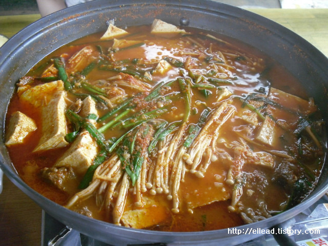 <강원도 정선 맛집> 굴피집 주막 : 투박한 두부전골과 냉 옥수수 막걸리