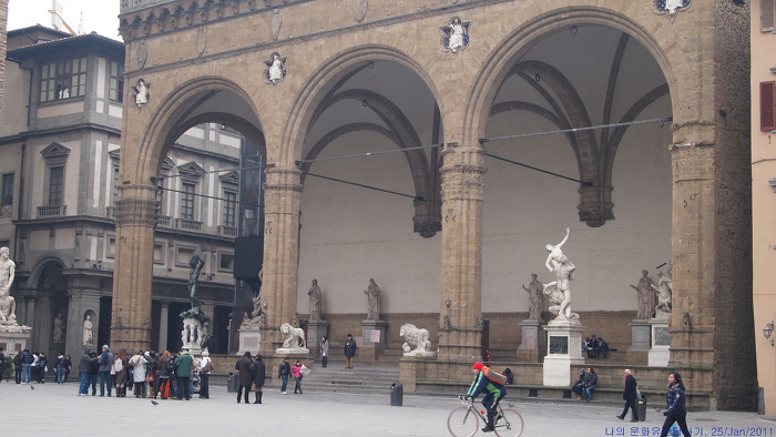 [이탈리아여행] 피렌체 시뇨리아광장(Piazza della signoria)과 란치의 회랑(Loggia dei Lanzi), 르네상스시대 걸작 조각상들이 전시되어 있는 광장