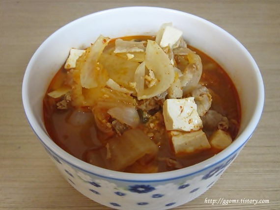 돼지고기김치찌개, 신김치로 얼큰하고 감칠맛나게 끓이기