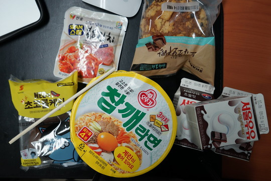 야식: 참깨라면 + 스팸볶음김치 + 초코소보루빵 + 초코롤케익 + 초코서울우유 3개