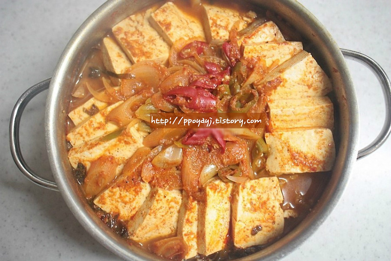 두부듬뿍 총각김치찌개 맛있다.김치찌개