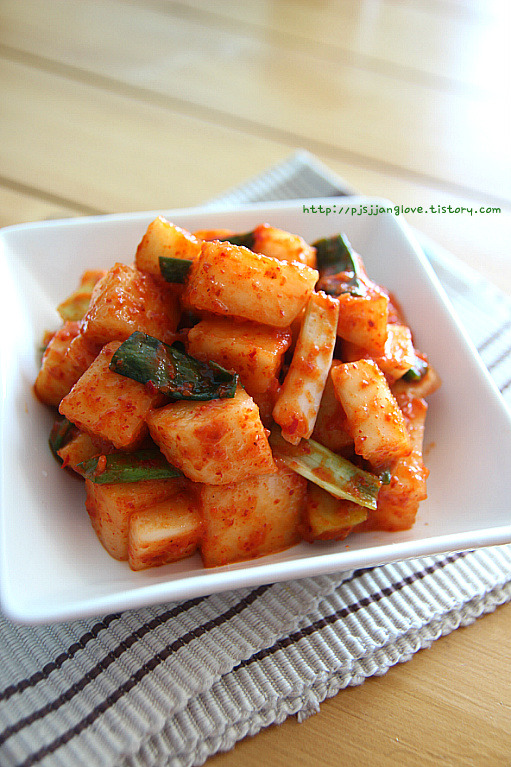 아삭아삭 톡쏘는 맛이 일품인 깍두기/깍두기 담그는법