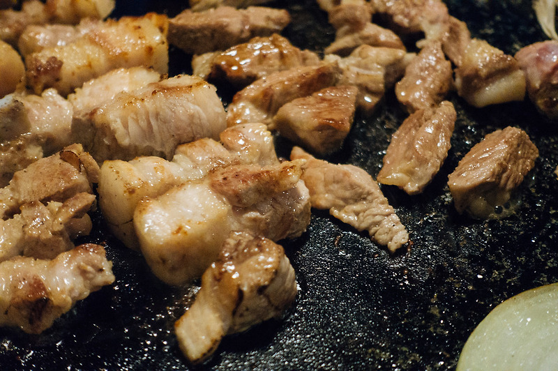 테이블 가득한 돌판 위의 고기,고기,고기 - 방배동 고기집 서래판