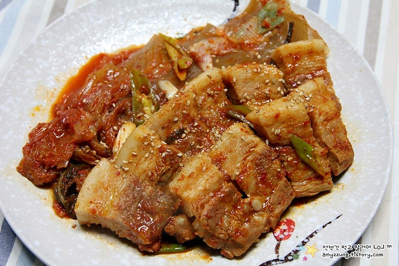 간단하고 맛있는 김치요리 '묵은지김치찜 만드는 법'
