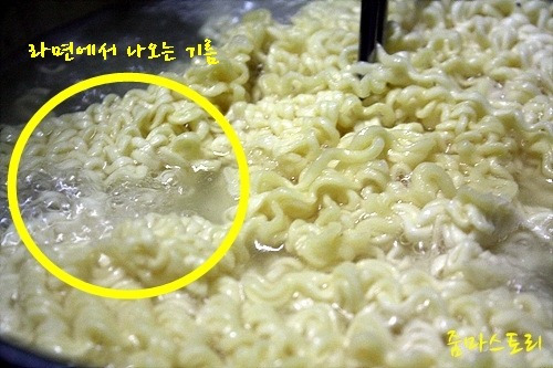 건강을 생각한다면 라면 이렇게 끓여 보세요! - 라면 기름기 없애는 법