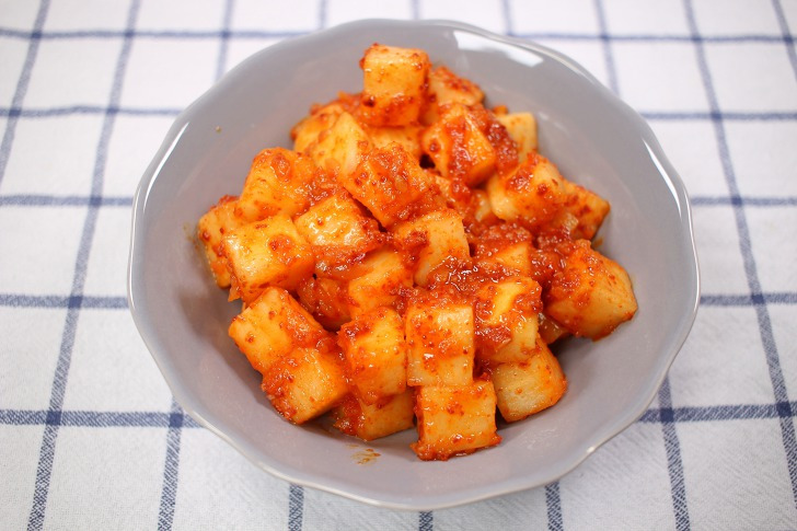 요리꽝손도 5분이면 OK! 밥도둑 '치킨무 깍두기' 만들기