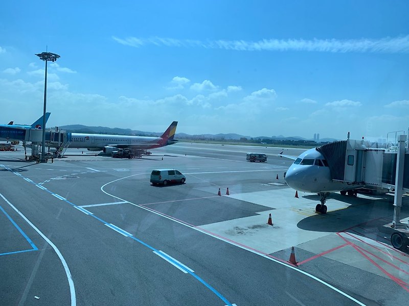 김포공항 출국 입국시 야외 흡연구역 게이트 - 아더의 아는척