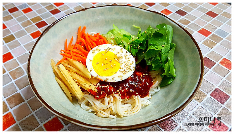 매콤새콤달콤 입맛돋구는 사과 비빔국수 레시피