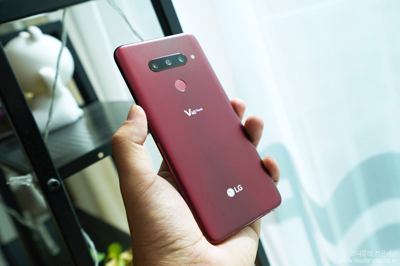 5개 카메라 가진 LG V40 개봉기 - 카민레드 색상, LG V40 구성품도 확인해 보세요.