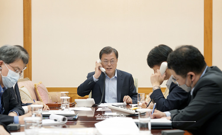 트럼프와 통화한 문재인 대통령 - 코로나19 대응 및 한반도 평화와 인도적 대북지원 재확인