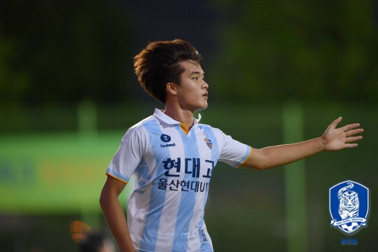 한국축구 유망주 축구선수 박정인 국가대표 팀 상대로 2골을 ...