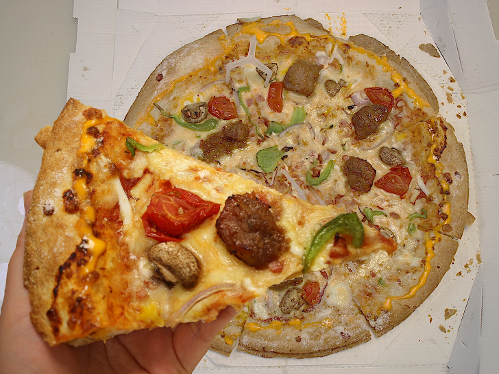 도미노 올해 첫 신제품 ‘더블크러스트 이베리코 피자’ 솔직후기