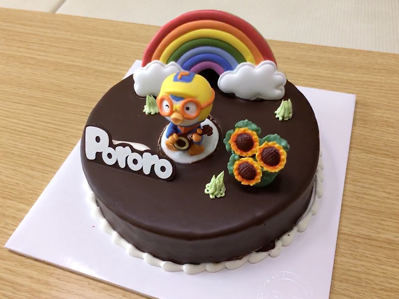 파리바게트 뽀로로 케이크 초코 케익 다이소 생일초와 함께 HBD 파뤼