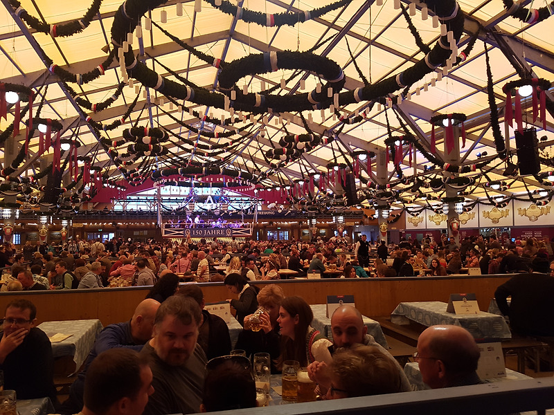 옥토버페스트 - 독일 뮌헨에서 열리는 세계 최대 맥주 축제!
