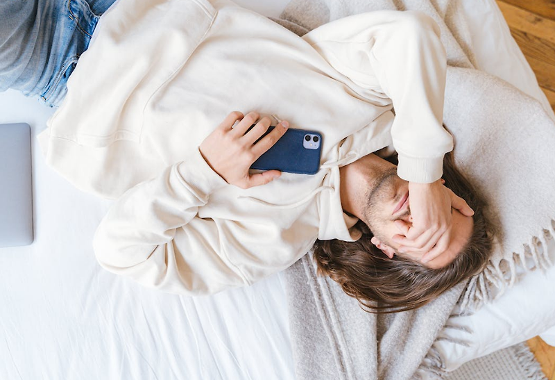 잠자기 전에 핸드폰 하면 안 좋은 이유 10가지