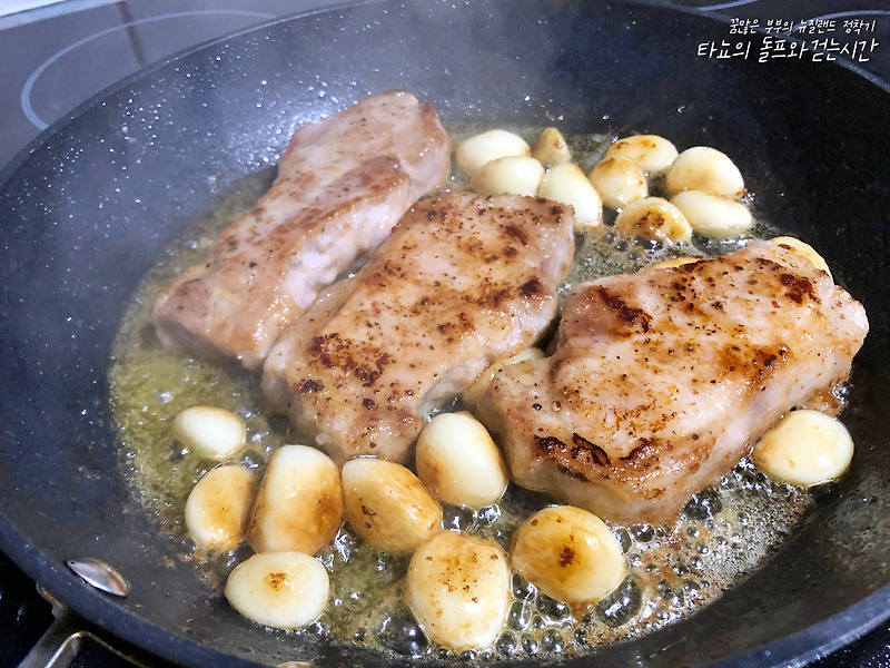 돼지 등심 스테이크, 버터에 튀기듯 구워 소스와 함께 먹으니 꿀맛!
