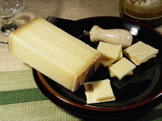 그뤼에르 치즈 먹는 법, 에멘탈 치즈와의 차이점, 영양 성분, 보관법 : 알고 먹는 스위스 치즈