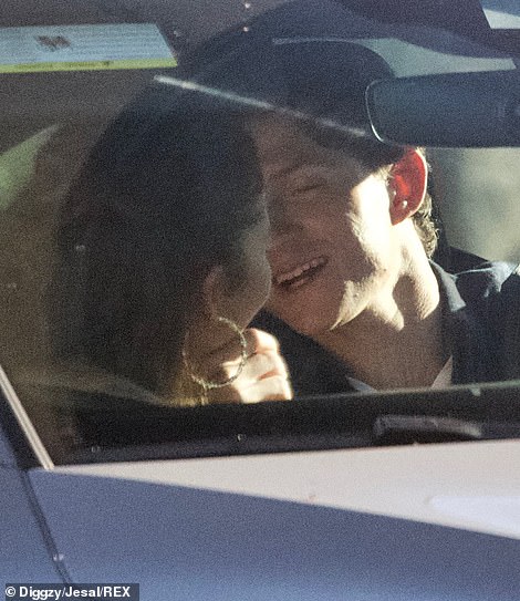 젠다야와 톰 홀랜드가 그녀의 어머니를 방문한 후 차에서  키스하는 모습포착