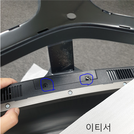 삼성 커브드 모니터 받침대 제거하기 - 모델별 비교