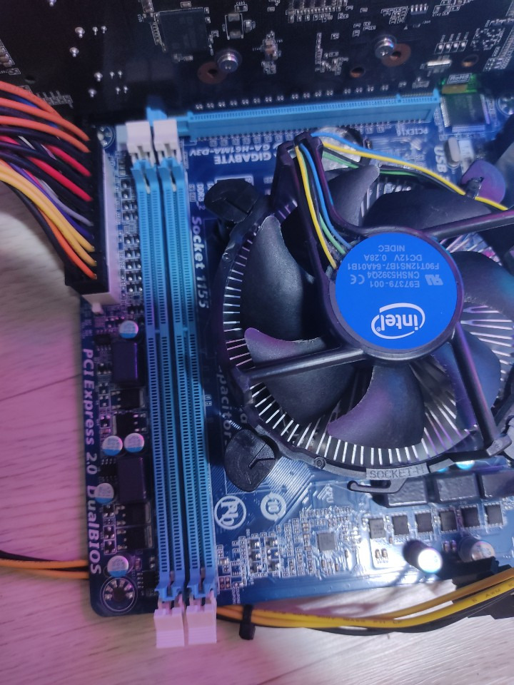 어렵지 않은 메인보드에 램카드 끼우는 방법!