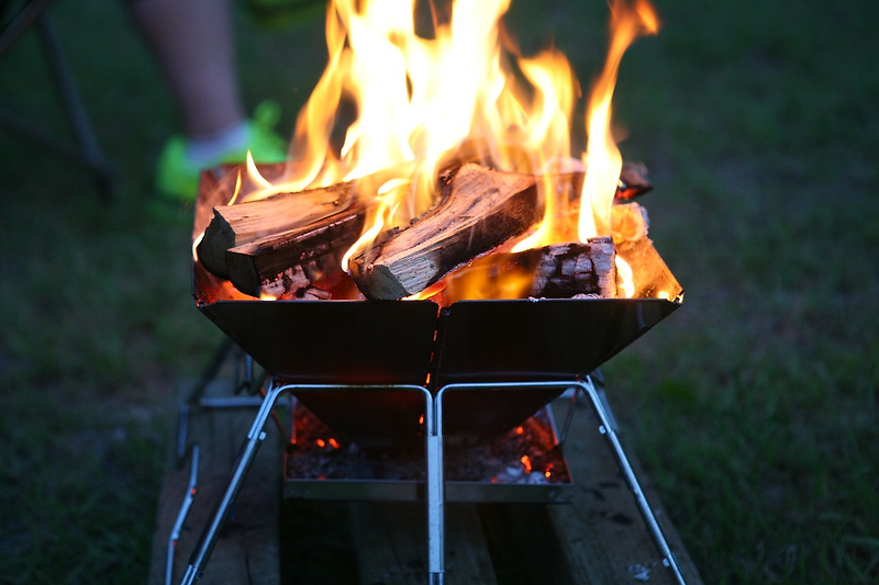 캠핑의 꽃 불멍. 손쉽게 장작에 불 붙이는 방법.