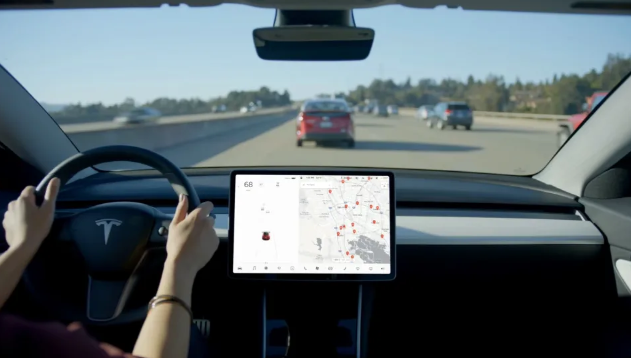 Tesla는 Autopilot 안전 제어 장치를 수리하기 위해 200만 대 이상의 자동차를 리콜합니다.