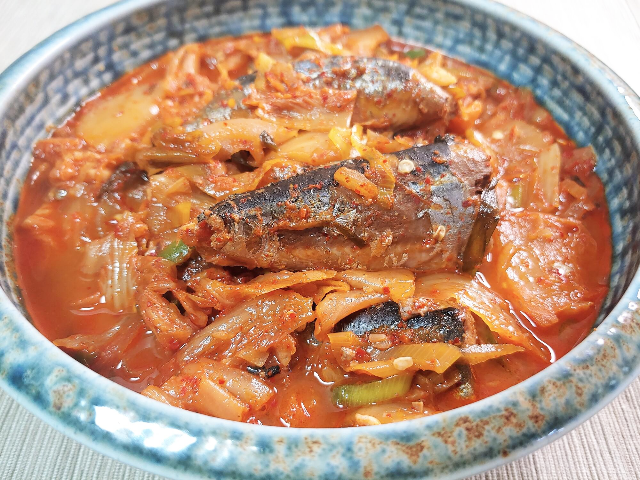 꽁치 김치찌개 이렇게 끓이면 조미료가 필요없이 대박 맛있어요.