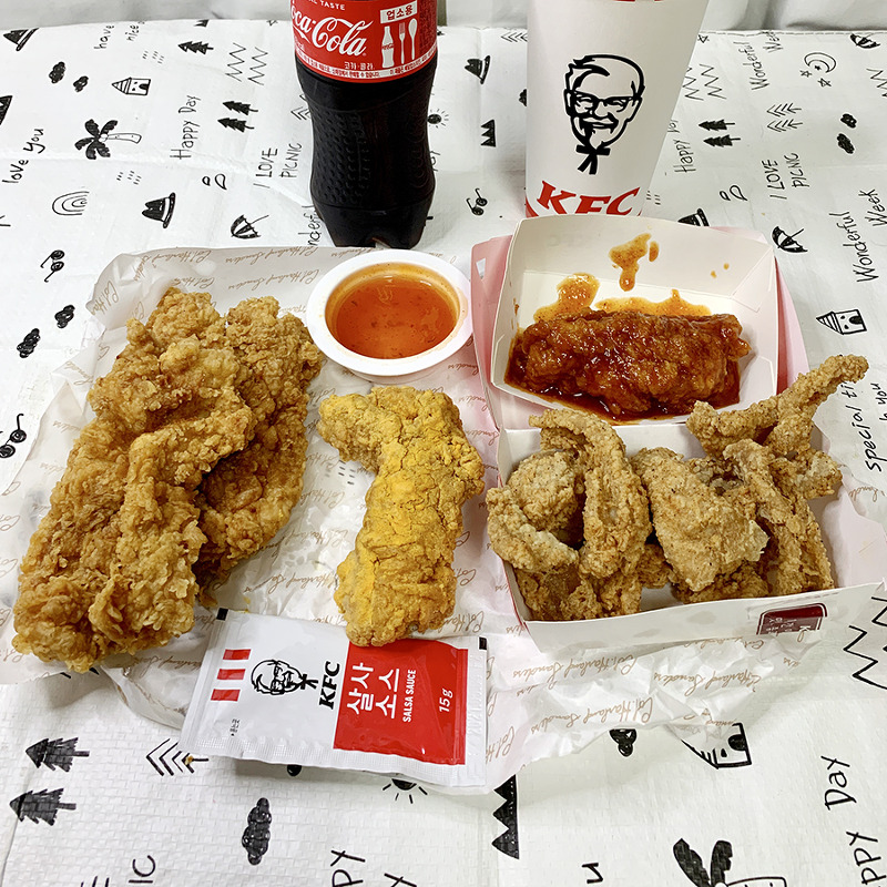 KFC 치킨 시리즈 블랙라벨, 갓양념, 치르르, 닭껍질튀김 먹고 비교해본 후기.