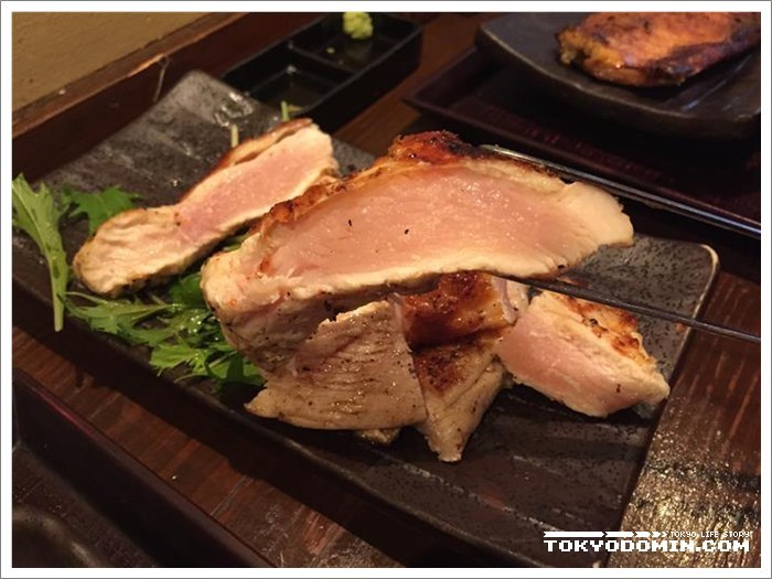 도쿄 신주쿠의 미디엄 레어 닭고기 스테이크 맛집 직화전문점 "시로가네야(白銀屋)"