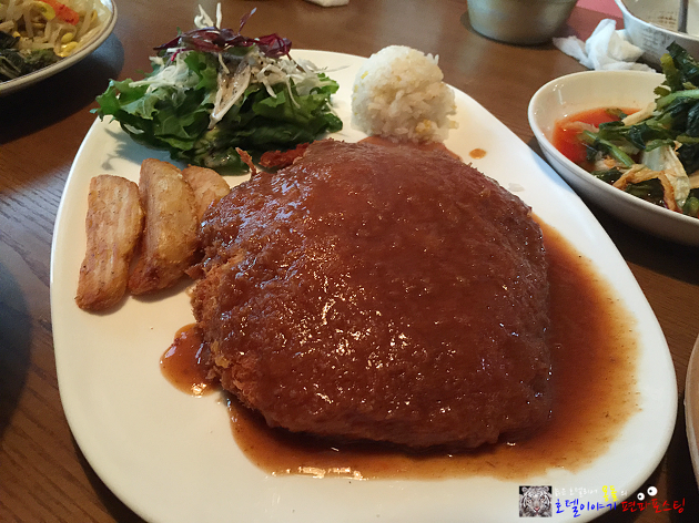 [늙은 호텔리어의 맛집] 남산맛집탐방 - 남산 산채집 왕돈까스 그리고 산채비빔밥