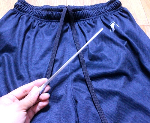 반바지에서 빠진 끈 옷핀을 사용하는 것보다 더 편리하게 끈 끼우는 방법