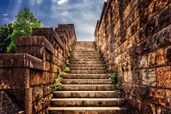 계단을 내려가는 꿈 계단 올라가는 꿈 비밀? 계단에서 떨어지는 꿈해몽 의미?